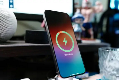 精河苹果15换屏服务分享用什么充电器给iPhone15充电更好 